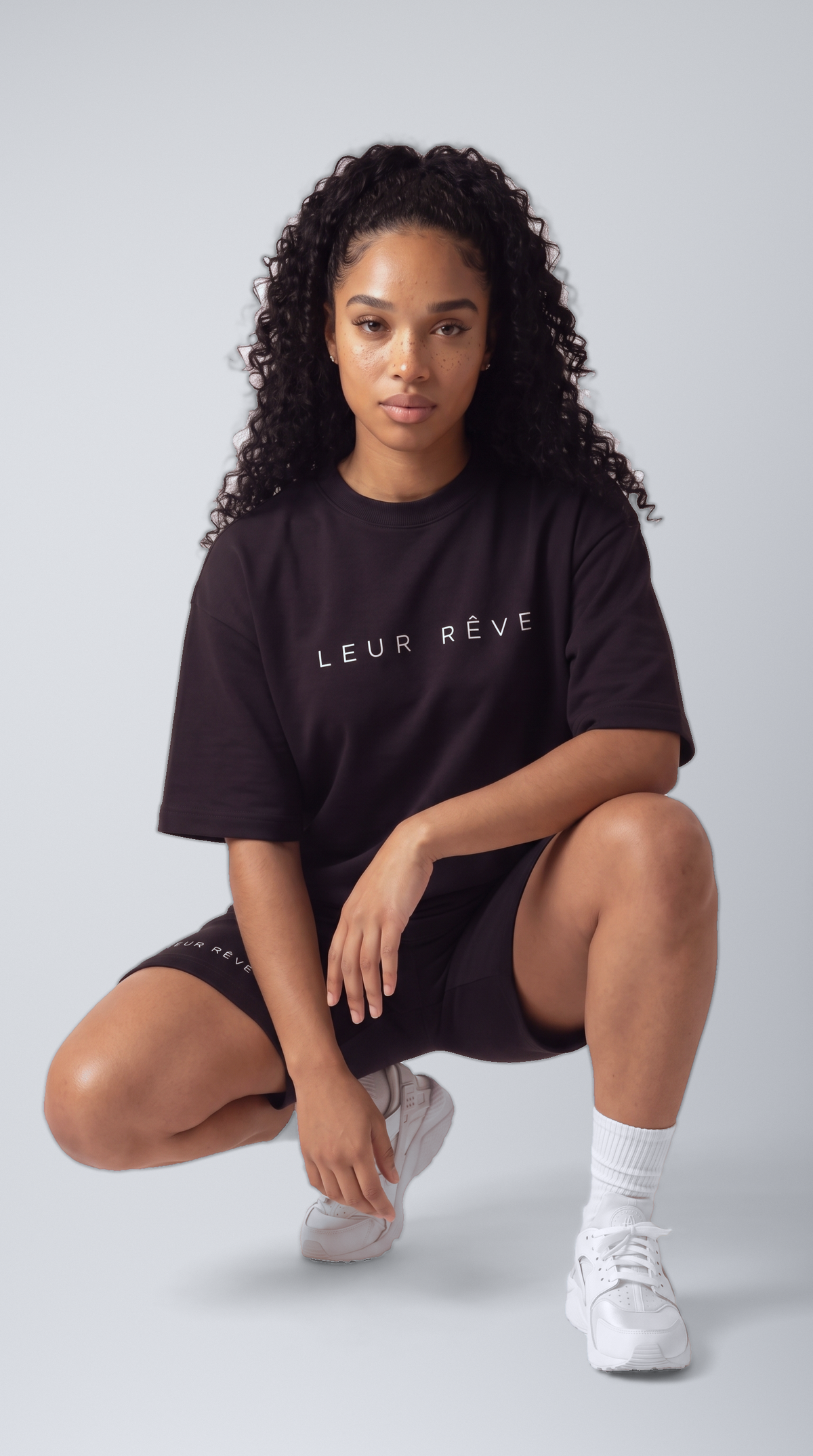 Woman wearing the Leur Rêve Short in black, crouching
